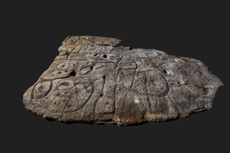 Potongan batu, yang dikenal sebagai Saint-Bélec Slab, diyakini berasal dari Zaman Perunggu awal, antara 1900 SM dan 1650 SM.