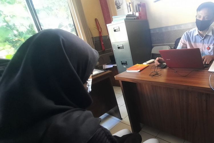 Seorang perempuan muda pembuang bayi sendiri sedang diperiksa oleh petugas Satreskrim Polresta Tasikmalaya, Kamis (15/4/2021).