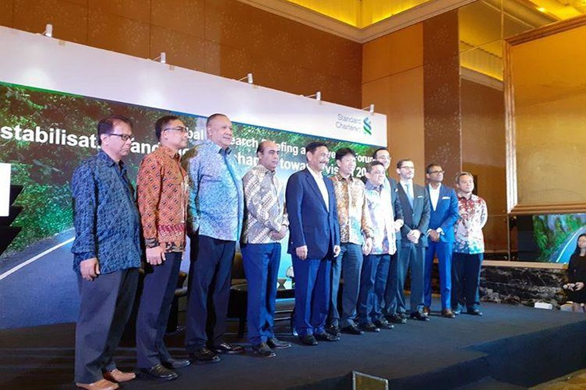 Menko Maritim dan Investasi Luhut B. Pandjaitan (tengah-jas hitam) bersama Standard Chartered di acara Global Research Briefing & Investor Forum di Jakarta, Rabu (15/1/2020).