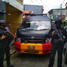 Densus 88 Geledah Rumah Terduga Pelaku Bom Bunuh Diri di Makassar