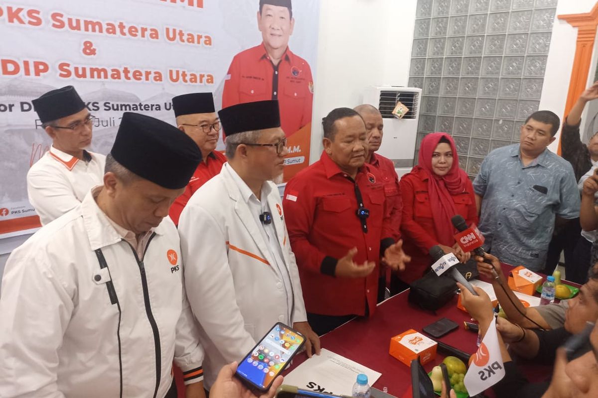 Ketua DPW PKS Sumut Usman Jakfar (Depan 2 dari kiri) dan Ketua DPD PDIP Sumut Rapidin Simbolon (Depan 3 dari kiri) saat menjawab pertanyaan wartawan di Kantor DPW PKS Sumut, Rabu (10/7/2024)
