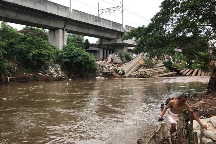 Warga yang tinggal di bantaran Kali Ciliwung di wilayah Kebon Pala Tanah Rendah, Kampung Melayu, Jakarta Timur, Kamis (10/11/2022).