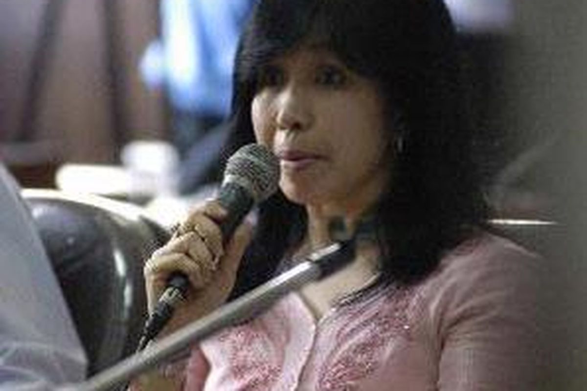 Rohainil Aini, mantan Sekretaris Kepala Pilot Airbus 330 Garuda, memberikan kesaksian sebagai saksi dalam kasus persidangan Munir dengan terdakwa Indra Setiawan, mantan Direktur Utama PT Garuda Indonesia, di Pengadilan Negeri Jakarta Pusat, Selasa (15/1).