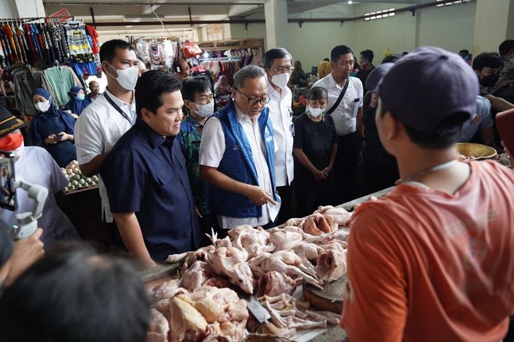 Menteri BUMN Erick Thohir bersama Mendag Zulkifli Hasan saat mengunjungi Pasar Rasamala, Semarang, Jawa Tengah (Jateng), Jumat (2/12/2022)