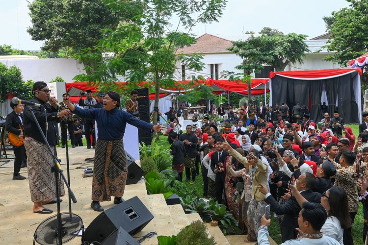 Penyanyi asal DI Yogyakarta, Ndarboy Genk (kedua kiri) membawakan lagu untuk menghibur warga dalam pesta rakyat usai Upacara Peringatan Detik-Detik Proklamasi Kemerdekaan ke-80 Republik Indonesia di Istana Merdeka, Jakarta, Minggu (17/8/2025). Selain menyediakan ribuan porsi beragam jenis kuliner dari pelaku UMKM, pesta rakyat tersebut juga diwarnai oleh hiburan gratis untuk masyarakat yang hadir. ANTARAFOTO/Aditya Pradana Putra/bar
