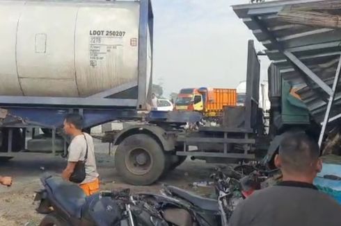 Truk Kontainer Lompati Median Jalan di Cirebon, Tabrak Warung dan 5 Motor