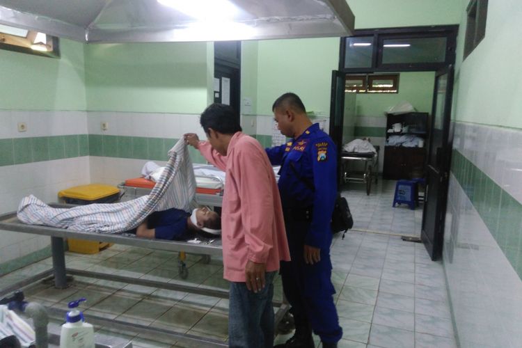 Jenazah siswa MTs Mambaus Sholihin di Rumah Sakit Umum Daerah Ibnu Sina, Gresik.