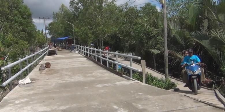 salah satu pengerjaan jembatan beton di Kota Agats, Kabupaten Asmat 