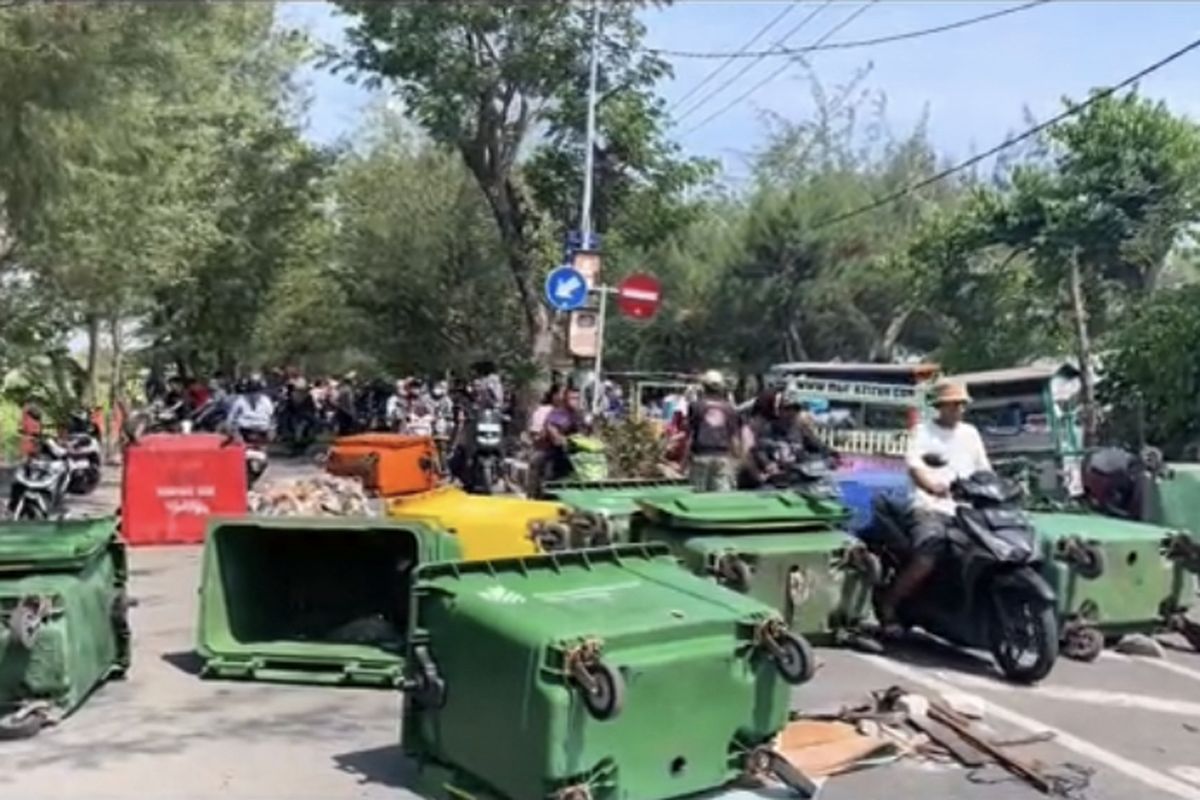 PKL SIB saat blokade Jalan Pantai Kenjeran Surabaya, Minggu (17/12/2023).