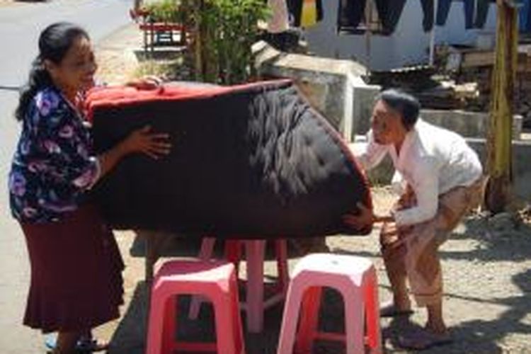 Tradidi mepe kasur Desa Kemiren Kecamatan Glagah Kabupaten Banyuwangi Kamis (25/9/2014)