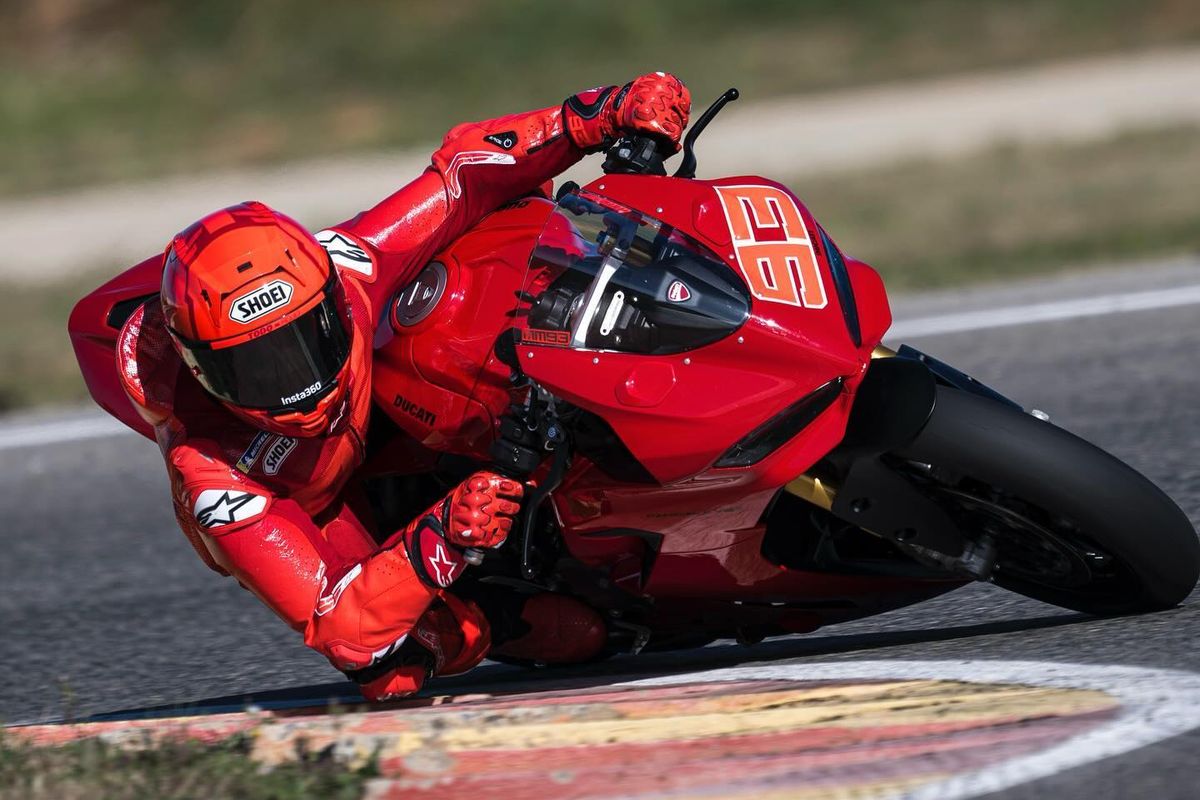 Marc Marquez latihan di Sirkuit Aspar, Spanyol, menggunakan Ducati Panigale V2