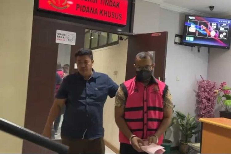 HPL (kanan) ASN Pemkot Surabaya ditahan atas dugaan kasus pemalsuan surat izin perdagangan minuman beralkohol.