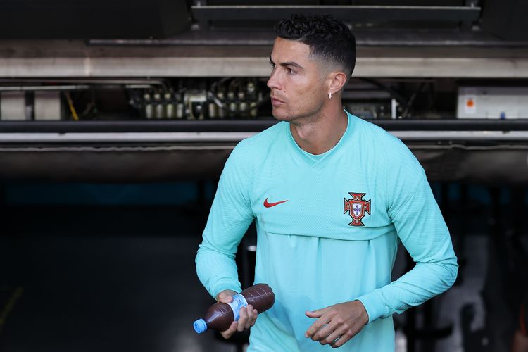 MUENCHEN, GERMANY - Cristiano Ronaldo hendak menuju lapangan guna berlatih bersama timnas Portugal jelang laga Grup F Euro 2020 kontra Jerman di Fussball Arena, 18 Juni 2021.