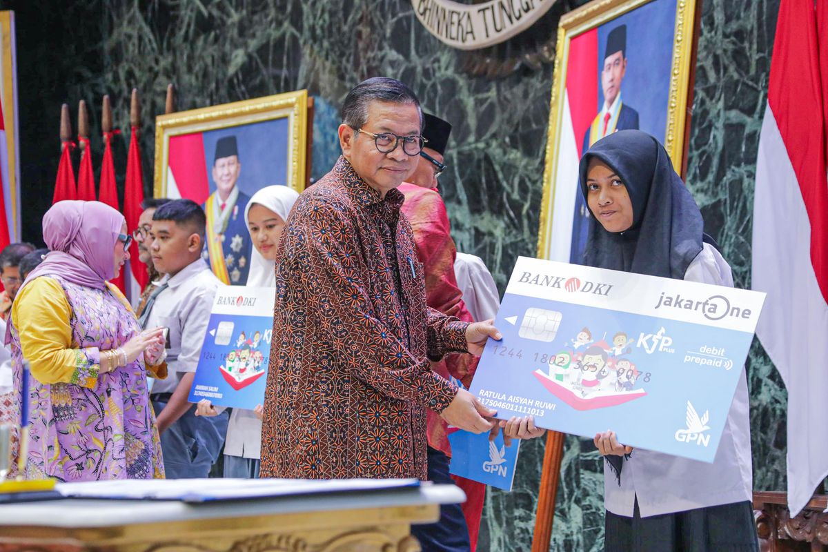 Gubernur DKI Jakarta Pramono Anung menyerahan KJP Plus Tahun 2025 secara simbolis kepada pelajari pada acara Penyerahan KJP Plus dan Penandatanganan Kerja Sama Gratis Masuk TMII Bagi Pemegang KJP Plus antara Pemerintah Provinsi DKI Jakarta dengan TMII, Kamis (20/3/2025)