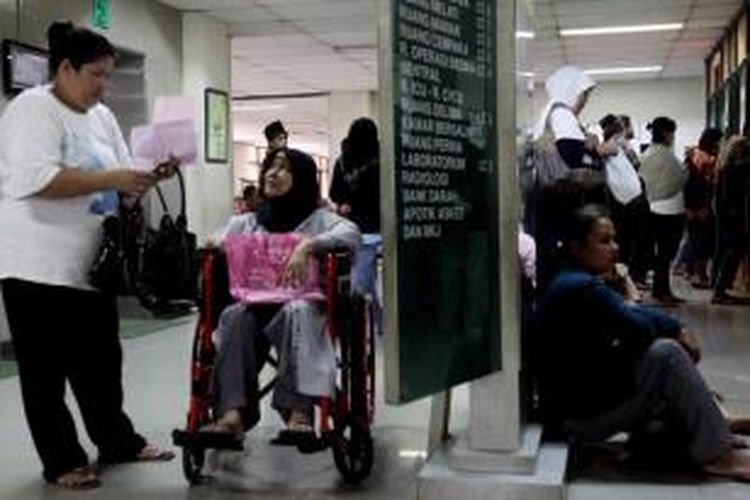 Calon pasien menunggu giliran untuk berobat di Rumah Sakit Umum Daerah (RSUD) Pasar Rebo, Jakarta Timur, Kamis (23/5/2013). Setiap harinya RSUD melayani peserta program Kartu Jakarta Sehat (KJS) sekitar 300 hinga 400 pasien rawat jalan dan 20 pasien rawat inap.
