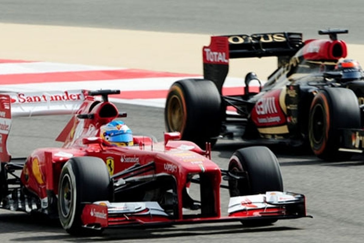 Alonso (kiri) dan Kimi saat latihan sesi II