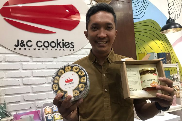 Owner sekaligus CEO J&C Cookies, Jodi Janitra, memperlihatkan hasil inovasi produk terbarunya. 