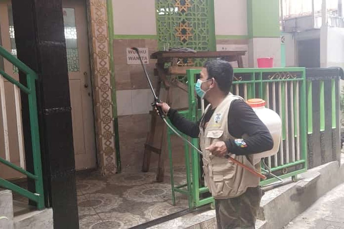 Kegiatan disinfektan wilayah RW 09, Kelurahan Grogol Petamburan, Kecamatan Grogol, Jakarta Barat.