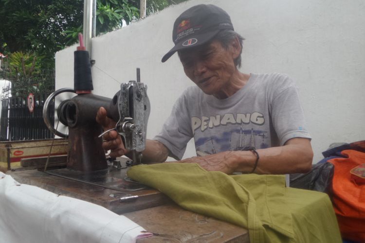 Sutaryono (67), penjahit pinggir jalan yang berada di kawasan Matraman, Jakarta Timur akhirnya bisa berangkat haji setelah 27 mengumpulkan uang dari hasil menjahit, Kamis (10/8/2017)