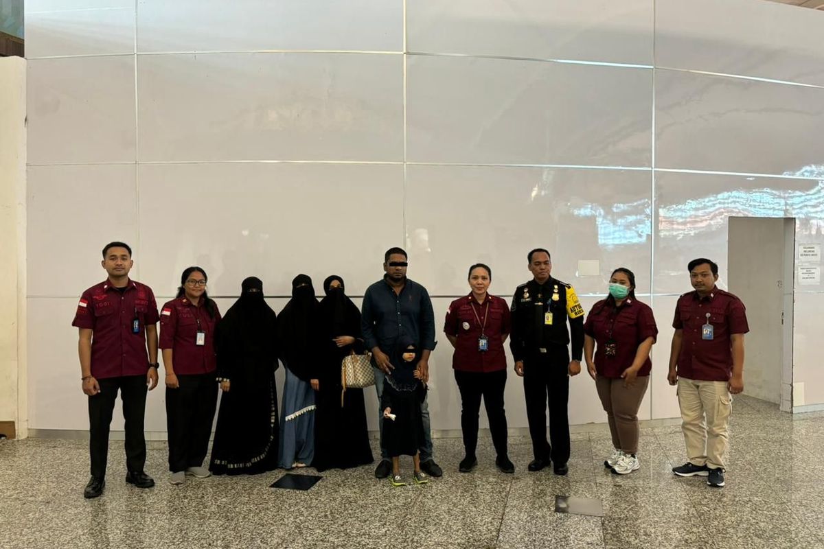 Sekeluarga asal India saat dideportasi melalui Bandara Internasional I Gusti Ngurah Rai, Bali, pada Senin (22/7/2024). /Dok.Humas Kanwil Kemenkumham Bali