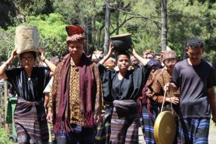 Foto: Pelaksanaan ritual pati ka du'a bapu ata mata di kawasan Taman Nasional Kelimutu (TNK) yang digelar, Minggu (14/8/2022)