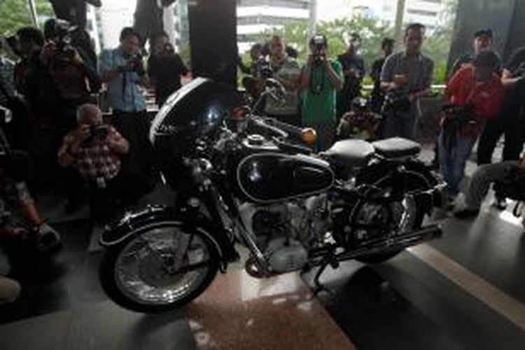 Barang bukti berupa motor gede merek BMW hasil operasi tangkap tangan terhadap Kepala Satuan Kerja Khusus Pelaksana Kegiatan Usaha Hulu Minyak dan Gas (SKK Migas) Rudi Rubiandini, yang diperlihatkan di Gedung KPK, Jl HR Rasuna Said, Kuningan, Jakarta Selatan, Rabu (14/8/2013). 