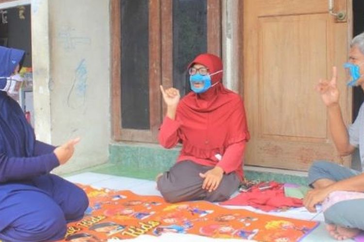 Biasanya difabel tunarungu berlomunikasi dengan membaca gerak bibir lawan bicaranya atau menggunakan bahasa isyarat 