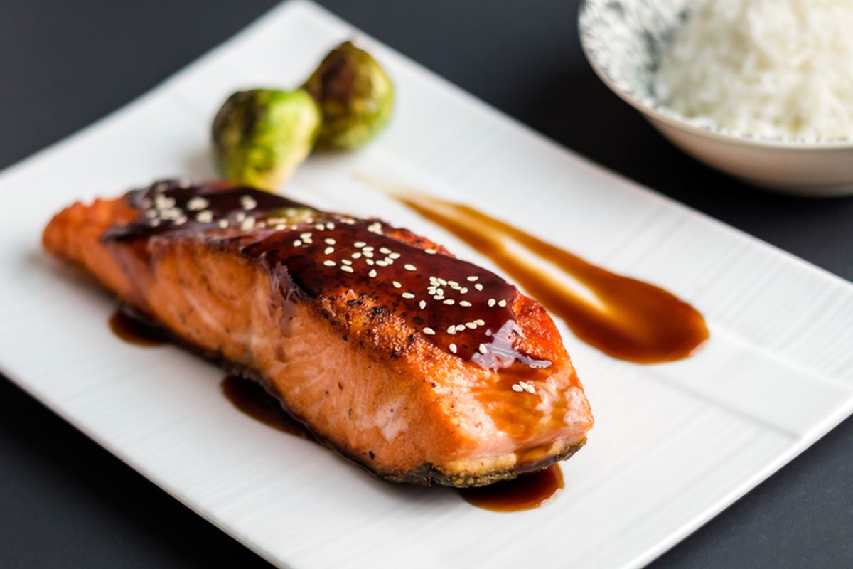 Ilustrasi salmon teriyaki, menu buka puasa ala restoran. 