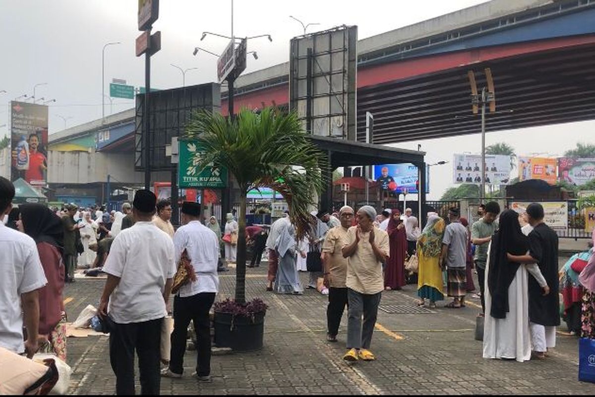 Jamaah Muhammadiyah membubarkan diri saat selesai beribadah shalat Hari Raya Idul Fitri dari area mal Bekasi Cyber Park (BCP) Bekasi Selatan, Jumat (21/4/2023) pagi. Diketahui, ada 1.000 lebih jamaah yang shalat di halaman depan mal tersebut.