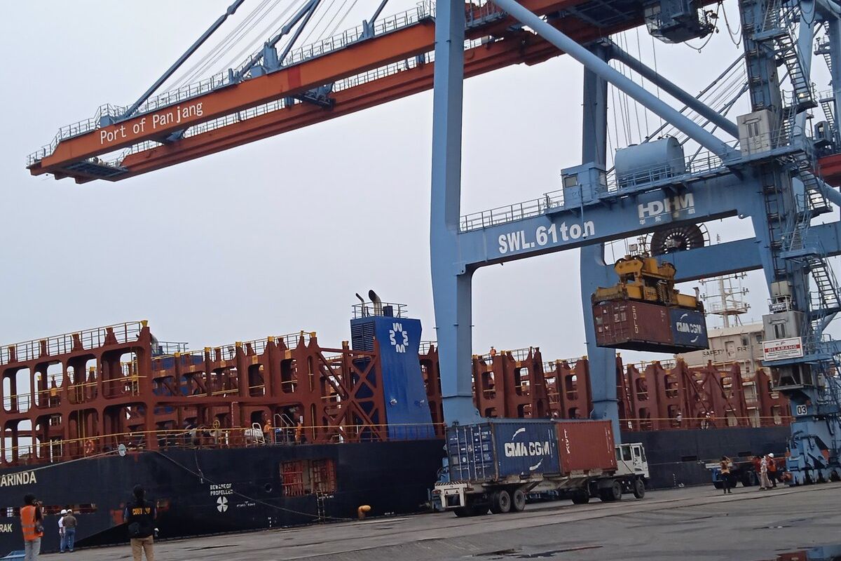 Komoditas nanas sebanyak 6.300 ton dimuat ke Kapal Meratus Samarinda di Pelabuhan Panjang, Bandar Lampung, Minggu (29/8/2021). Nanas ini langsung diekspor ke Singapura menggunakan rute Maratus Line yang baru diluncurkan perdana di Lampung.