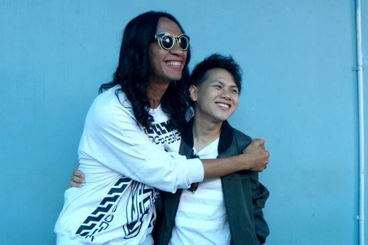 Artis peran Aming Sugandhi dan sang istri, Evelyn Nada Anjani, diwawancara oleh para wartawan di Gedung Trans, kawasan Tendean, Jakarta Selatan, pada Rabu (31/8/2016).