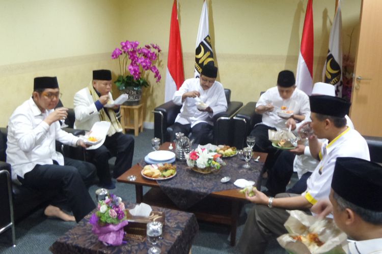 Saifullah Yusuf atau Gus Ipul sarapan bersama seusai menerima dukungan dari DPP PKS sebagai calon gubernur Jawa Timur di Kantor DPP PKS Jakarta, Rabu (10/1/2018).