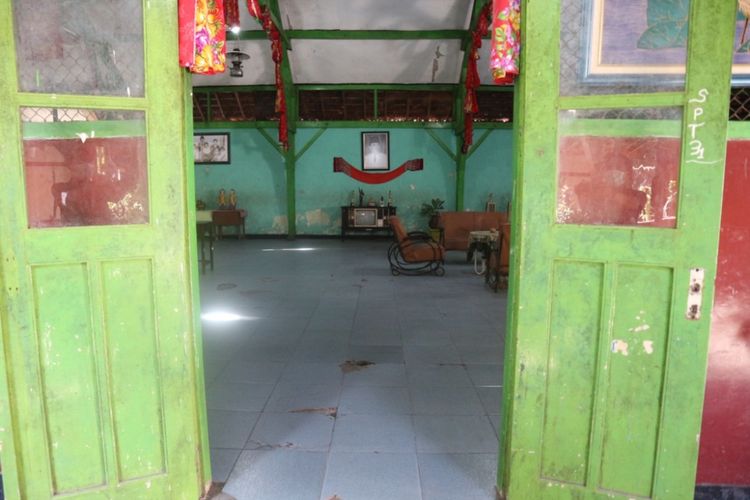 Penampakan lorong dan pintu masuk aula di SDN Purwotengah, Kota Mojokerto, Jawa Timur. Pada masa pemerintahan kolonial Belanda, sekolah itu menjadi tempat Sukarno menempuh pendidikan dasar.