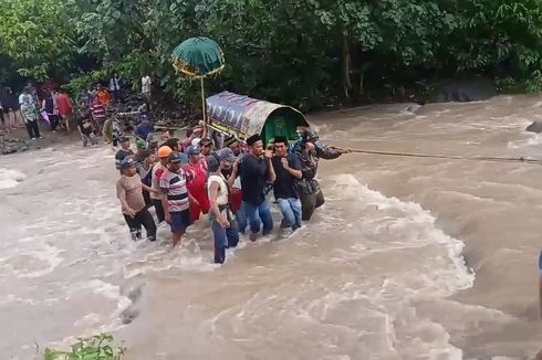 Tak Ada Jembatan, Warga di Pesawaran Gotong Keranda Jenazah Seberangi Sungai Deras untuk Pemakaman