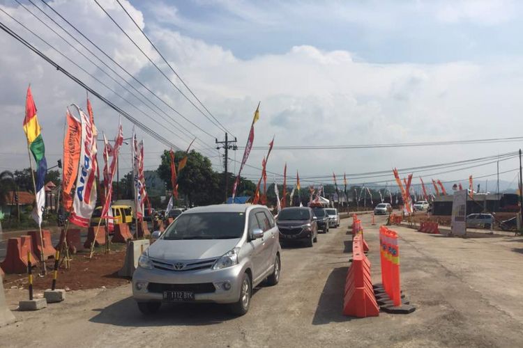 Arus keluar lalu lintas terakhir Tol Brebes-Weleri di Gringsing, Batang, Jawa Tengah