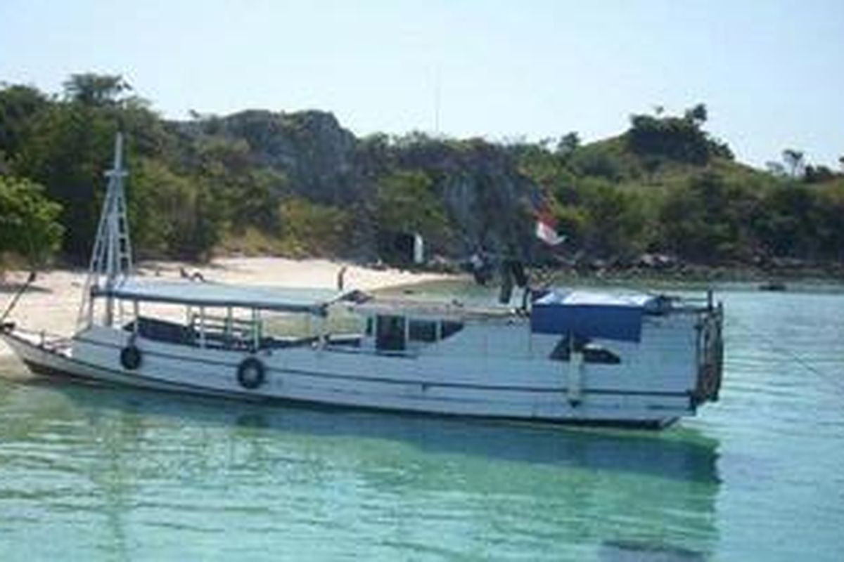 Kapal pengangkut wisatawan di Pulau Bidadari, Manggarai Barat, Nusa Tenggara Timur, Rabu (30/5/2012).