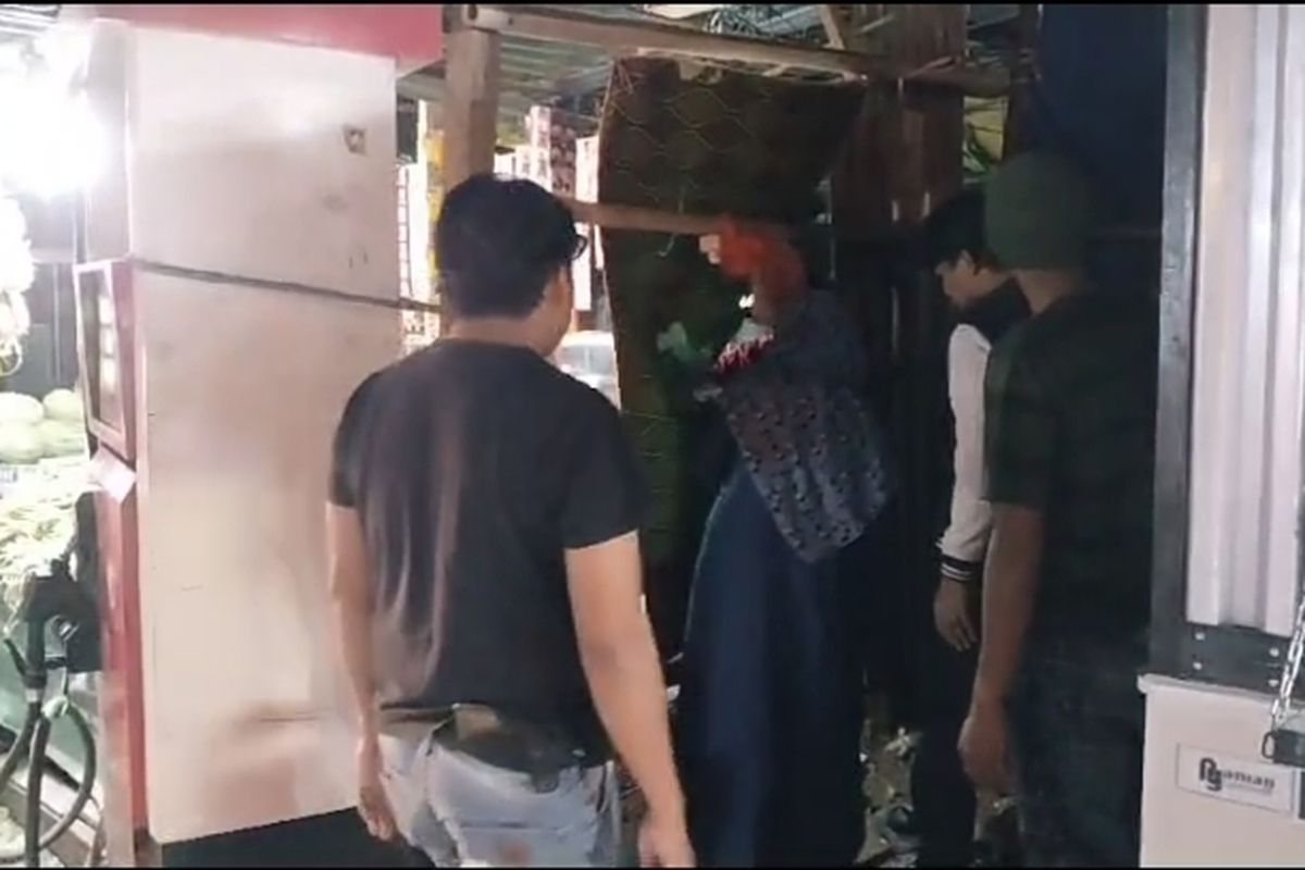 Warga Kabupaten Gowa, Sulawesi Selatan digegerkan dengan peristiwa pemerkosaan terhadap remaja penjaga kue yang dilakukan oleh dua orang pria. Sabtu, (21/9/2024).