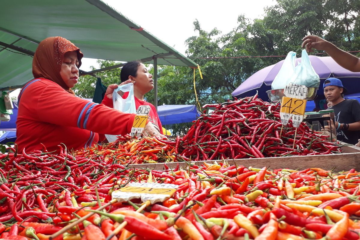 Harga sejumlah jenis cabai di seluruh pasar tradisional di Batam, Kepulauan Riau (Kepri) terus naik, Kamis (2/11/2023).