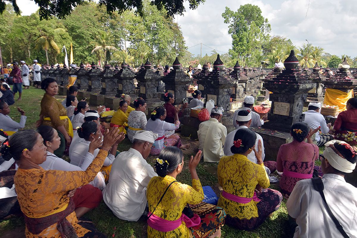 Warga Desa Adat Kelaci melakukan persembahyangan sebagai penghormatan kepada para pahlawan yang gugur dalam Puputan Margana. 