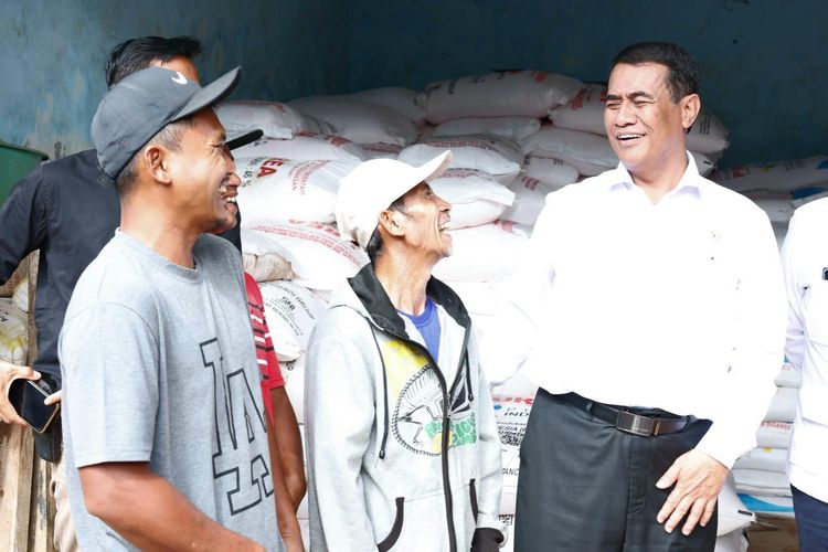 Mentan Amran berdialog secara langsung dengan petani Lampung Utara saat sidak kios pupuk.