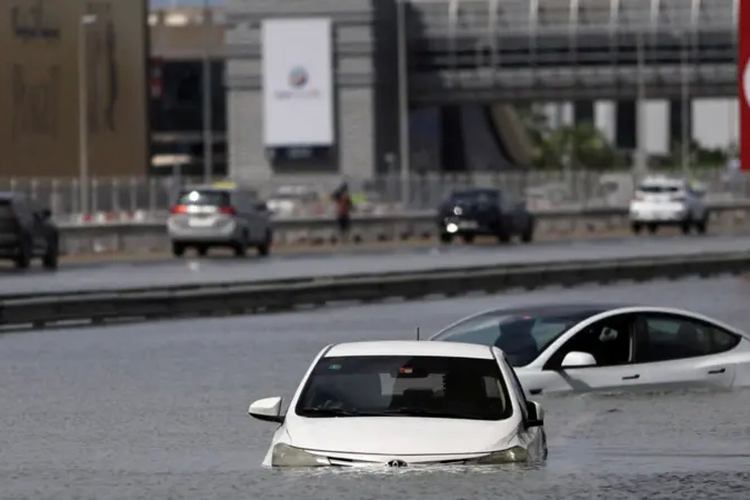 Sejumlah mobil terjebak di tengah banjir yang melanda Dubai, pada 17 April 2024. 