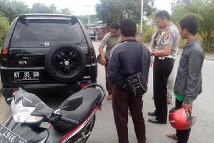  Kasatlantas Polres Nunukan Edy Haruna mobilnya ditabrak pengguna motor yang sibuk menggunakan telepon.