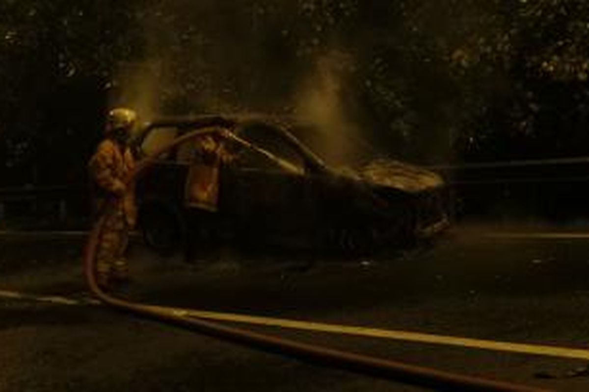 Mobil Daihatsu Xenia B 1782 PFO terbakar di tol Cawang arah Jagorawi. Jumat (8/8/2014)  malam