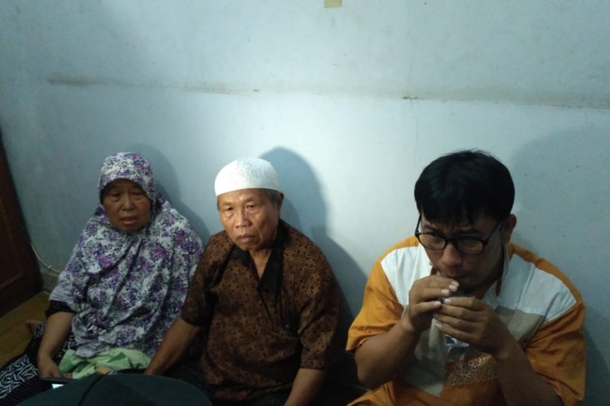 Umar Nayiri (kanan) suami Yunita Sapitri korban jatuhnya Pesawat Lion air JT 610 di Rumahnya di Jalan Belanak Raya, Kelurahan Kayuringin, Kecamatan Bekasi Selatan, Kota Bekasi, Selasa (30/10/2018). 