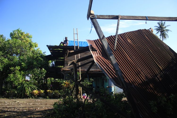 Warga Desa Leppangan, Kabupaten Pinrang, Sulawesi Selatan mulai memperbaiki rumahnya