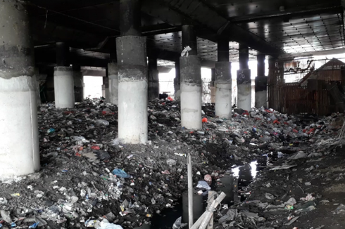 Ketika Kolong Tol di Utara Jakarta Jadi Tempat Penampungan Sampah...