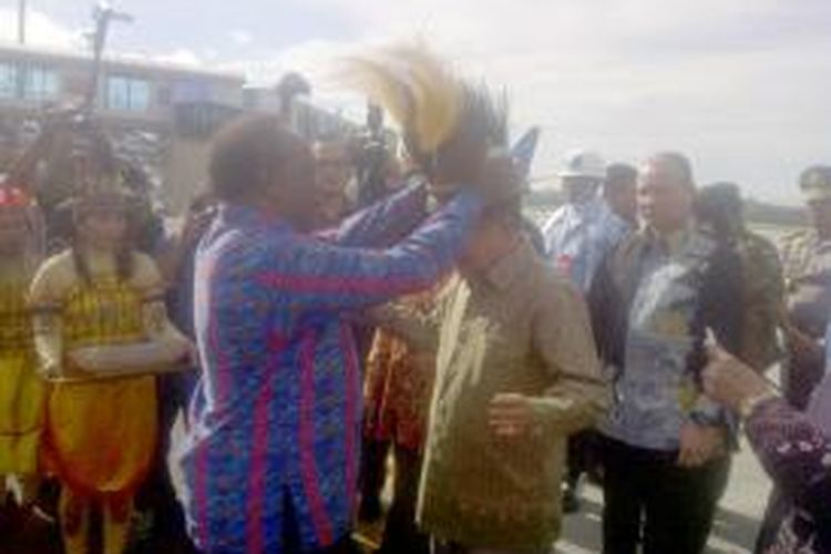 Saat dipasangi topi adat berupa bulu-bulu burung cendrawasih, Wapres pun tersenyum lebar dan menyambut hangat topi yang dipasang oleh Gubernur Papua Lukas Enembe, Kamis (26/2/2015) pagi. 