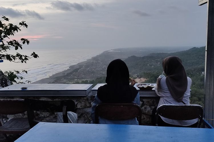 Wisatawan bisa menikmati sunset sembari makan dan minum di area sejenis foodcourt Bukit Paralayang Watugupit, Bantul, Yogyakarta.