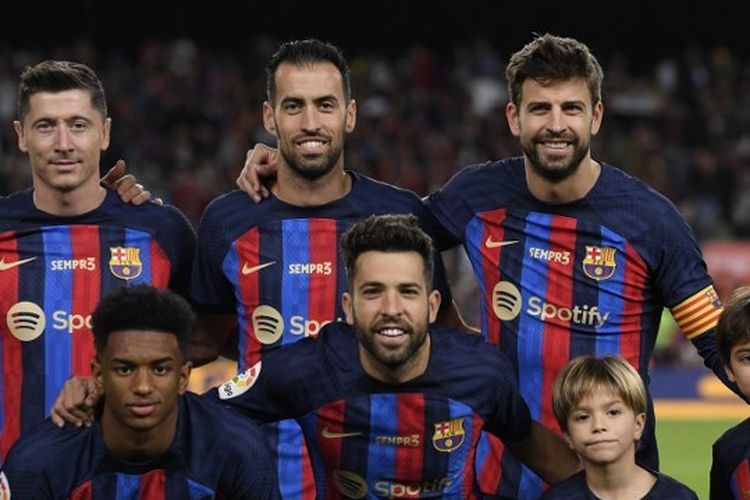 Bek Barcelona Alejandro Balde (kiri bawah) ditunjuk menjadi pengganti pemain Valencia, Jose Luis Gaya, di skuad timnas Spanyol untuk Piala Dunia 2022 Qatar.