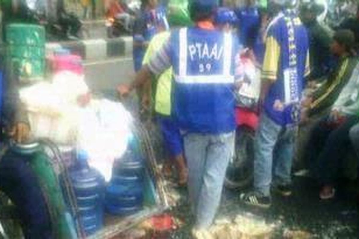 Pedagang asongan membuang barang dagangan mereka di depan rumah dinas Wali Kota Malang Peni Suparto, karena kecewa tak bisa berjualan dalam laga Arema melawan Bontang FC, Sabtu (11/2/2012). 